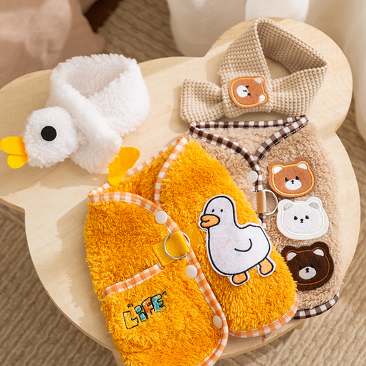 Teplá vesta s šálou pro mazlíčky s kresleným motivem