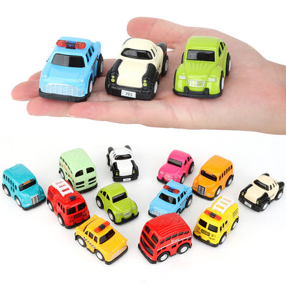 🚗 50% SLEVA PRÁVĚ TEĎ! 🎨 Sada 12 miniaturních hracích autíček s motivy kreslených postaviček – Živé barvy hladce se odvalující kolečka a odolný ABS – Perfektní jako dárek na party a pro sběratele ✨
